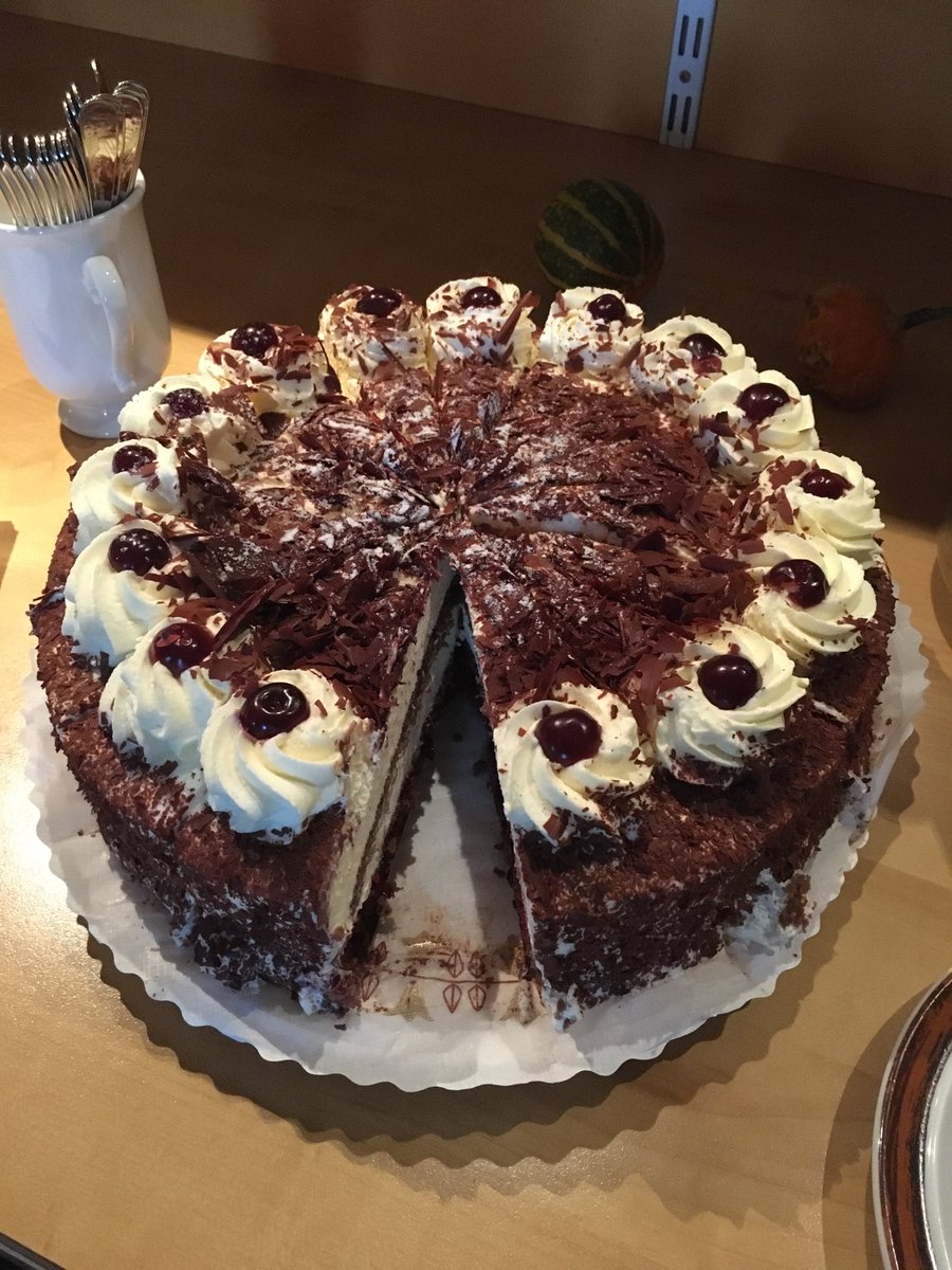 NaturfreundeBV's tweet photo. Heute gab es eine Belohnung #Schwarzwälderkirschtorte für alle zukünftigen #Wanderleiter:innen #Naturfreunde https://t.co/7nzVqvZHwk