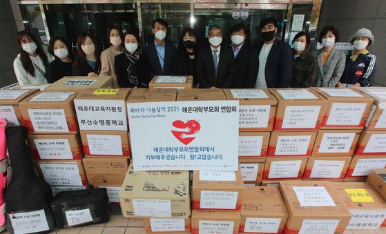 PJM_data's tweet photo. K-media reported on Jimin's father donating a signed BTS album containing Jimin’s autograph to the UN Peace Volunteer Corps to be auctioned at the 2021 WeAja Charity Flea market in Busan

All proceeds will go toward supporting children from low-income families

So heartwarming! https://t.co/YhRgDMO31j