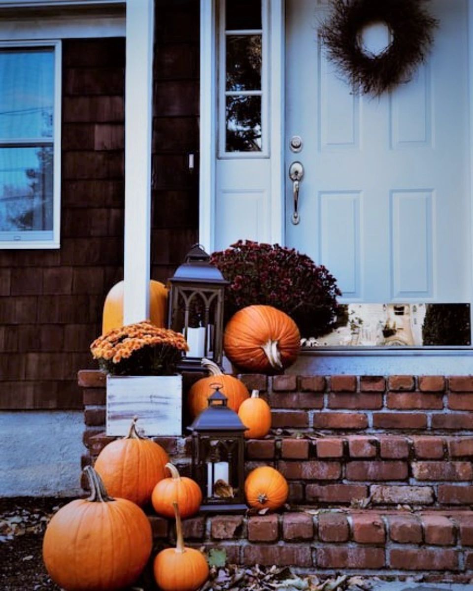 AndreaCElliott's tweet photo. Fall is here! Be sure to decorate your porch with an assortment of bright pumpkins or a wreath! Not only does this provide a welcoming entryway for the season but it also boosts your curb appeal for buyers on the market. https://t.co/pyRvX7aBU5