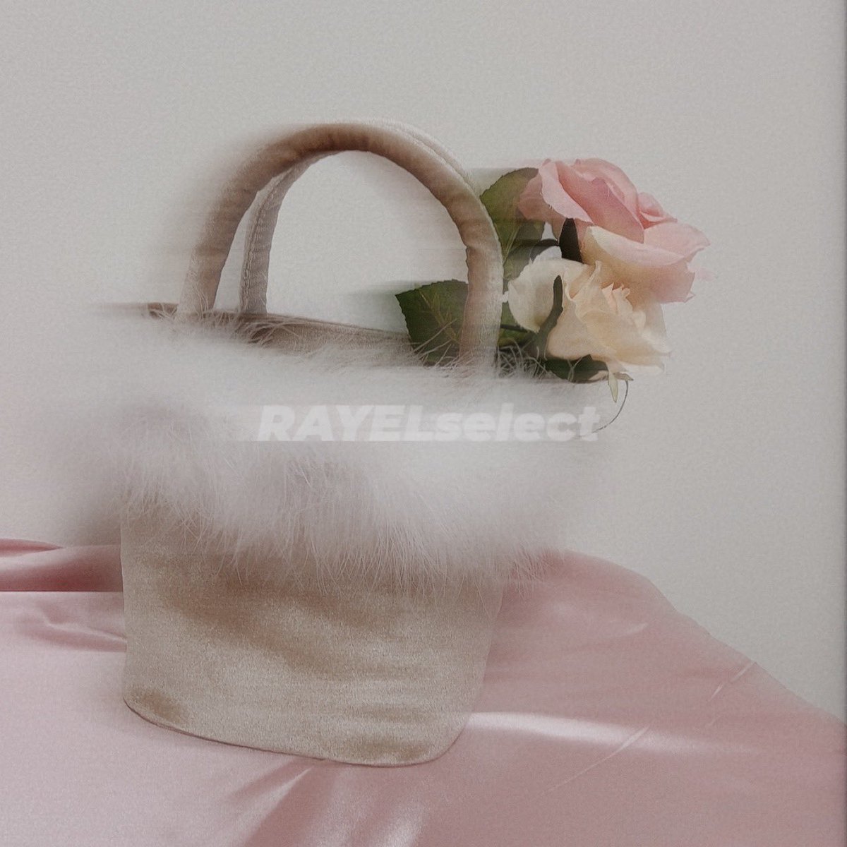 rayelselect's tweet photo. Fancy fur bag

【design】
ふわふわの天然羽毛のファーのバッグ♡
便利な内ポケットがついています

ドーリー好きなあなたに♡

ショップをフォローいただくと、お得な情報をお知らせします。

 トップのURLからご覧頂けます🧸��   #RAYEL #レイエルセレクト #ファーバッグ #ハンドバッグ #冬コーデ https://t.co/YQ1VWN1gum