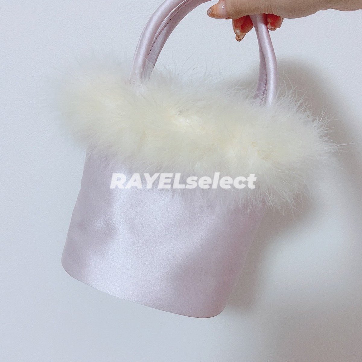rayelselect's tweet photo. Fancy fur bag

【design】
ふわふわの天然羽毛のファーのバッグ♡
便利な内ポケットがついています

ドーリー好きなあなたに♡

ショップをフォローいただくと、お得な情報をお知らせします。

 トップのURLからご覧頂けます🧸��   #RAYEL #レイエルセレクト #ファーバッグ #ハンドバッグ #冬コーデ https://t.co/YQ1VWN1gum