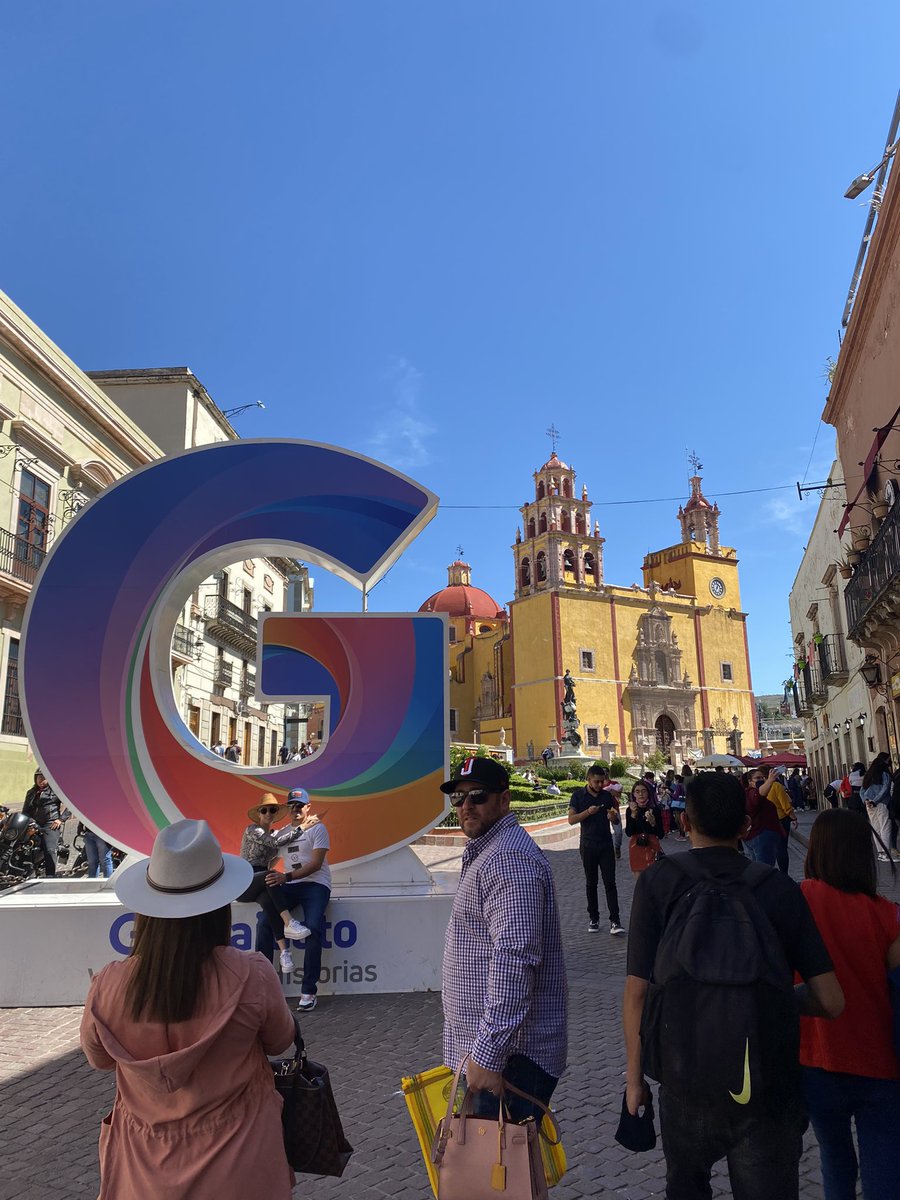 Andrejasvt's tweet photo. Muchos RT para que el Gobernador @diegosinhue quite esta espantosa G de esta plaza. Si se empeñan en tenerla, sugiero que sea entre el San Diego y el Juarez, ahí medió escondida. https://t.co/yXgyMcQtUD