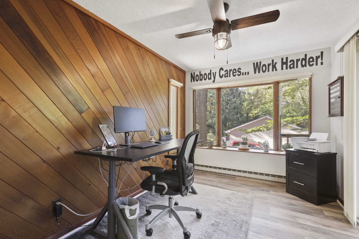 HometrackDesign's tweet photo. 😂 Still thinking about this hilarious home office..... Shot for Spangenberger Home Team, Realtors https://t.co/pCqmfPdbFH