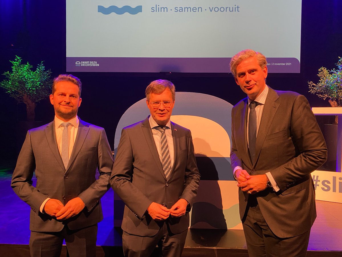 WouterKolff's tweet photo. Vanavond de eerste kwartaalbijeenkomst van @drechtstedenreg met oa oud premier Balkenende en @JaapSmitCdK. Vanaf nu een nieuw beeldmerk: Smart Delta Drechtsteden. Ondernemers, kennisinstellingen en overheden slaan de handen ineen voor deze topregio! https://t.co/rjidRGkf7M