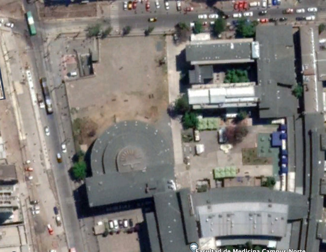 Secuencia temporal de uno de los desastre que ha dejado la línea 3 <a href="/metrodesantiago/">Metro de Santiago</a>: Plaza Blest en el Campus Norte <a href="/MedicinaUChile/">Facultad de Medicina</a> fue arrasada para construir la estación Hospitales. Hoy es un sitio eriazo, inerte y horrible. No es chiste José Meme y <a href="/IraciHassler/">Irací Hassler Jacob</a> tiene razón.