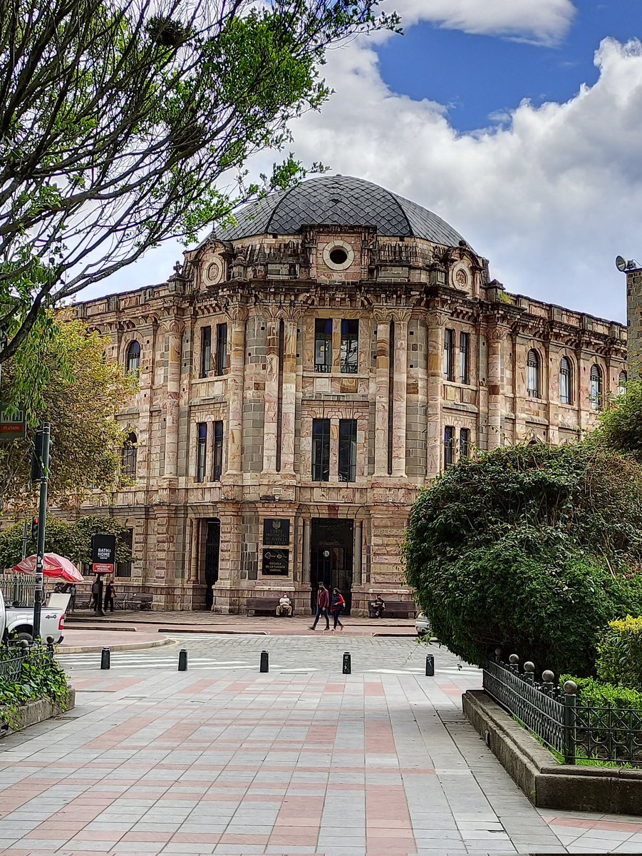 CTwitteado's tweet image. Basta con alzar la vista para encontrar en cada rincón obras que te harán sentir la magia de lo colonial de Cuenca