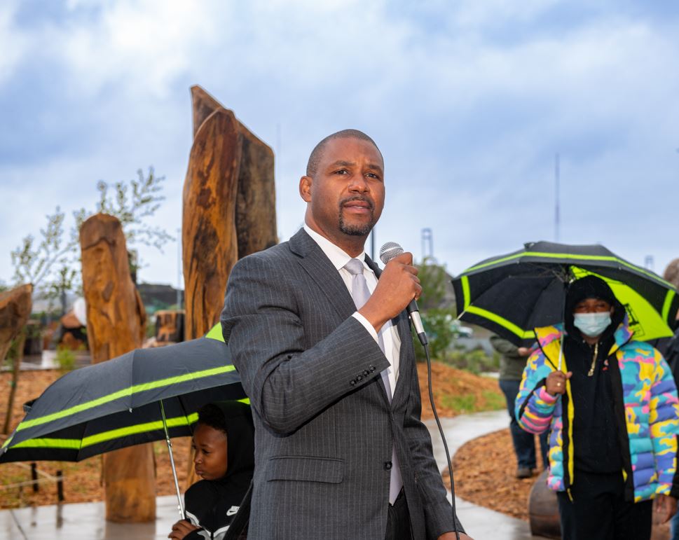 RecParkSF's tweet image. Children scrambled over boulders, crawled into a kid-sized tunnel in a hollow tree, and perched atop repurposed logs yesterday following a ribbon cutting at the city’s Nature Exploration Area at Heron’s Head Park!