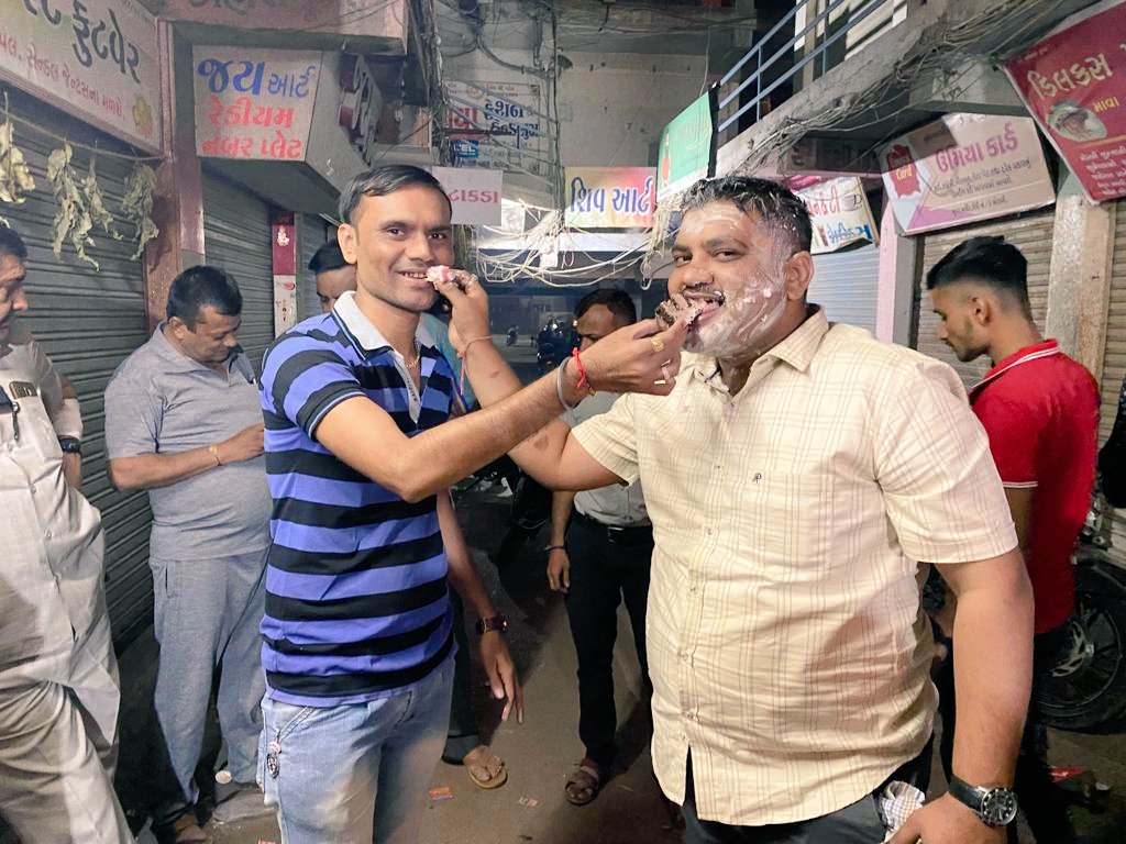 aghara_tarun's tweet photo. આજ મારા જીગરજાન પરમ મિત્ર અતુલ જોસી ન્યુઝ૧૮ ગુજરાતી તેમજ મોરબી મીરર માં પત્રકાર તરીકે ફરજ બજાવે છે તેમને જનમ દિવસ નિમિત્તે ખૂબ ખૂબ શુભકામનાઓ માંતાજી તારી સર્વ મનોકામના પૂર્ણ કરે તેવી પ્રાર્થના....@AtulJoshi9999 @News18Guj @SandhyaPanchal_ https://t.co/rOQhAp2em6