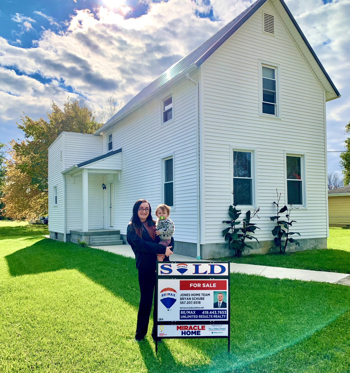 BschubeREMAX's tweet photo. Congratulations to Aliah Hohman!!! Thank you for being such a great client to work with. @remax @cmnhospitals @mercy_health #forthekids #remax4kids #remaxhustle #nobodysellsmore #sellyeah #remaxabove #whyremax https://t.co/OpFY1JhpNJ