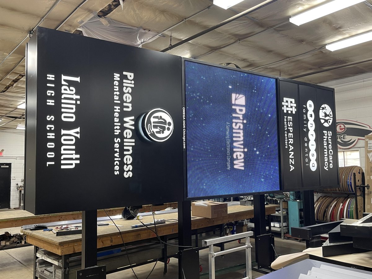 OmegaSignChicag's tweet image. This month, #OMEGASIGNCHICAGO will be installing a 16 feet projecting sign for #latino_youth_high_school ✏️📓 

#projectingsign #signage #sign #EMU #chicago #chitown #school #education