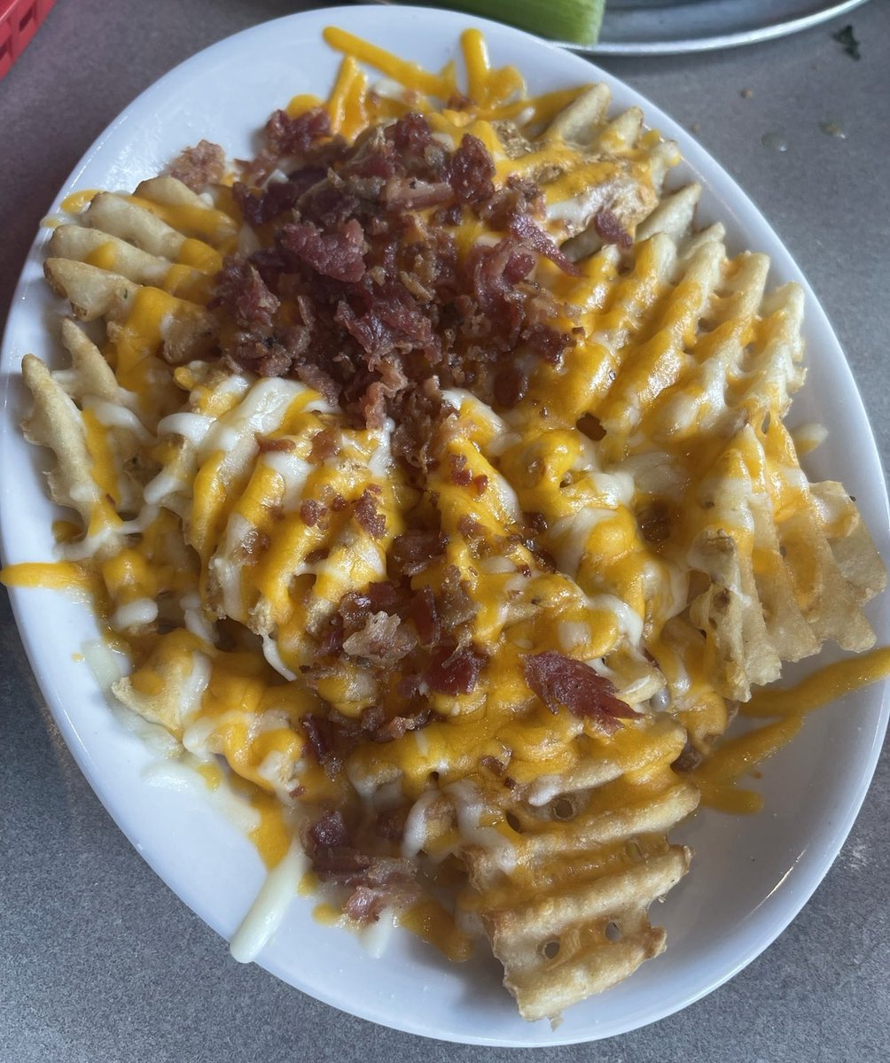Pluckers Wing Bar tweet media