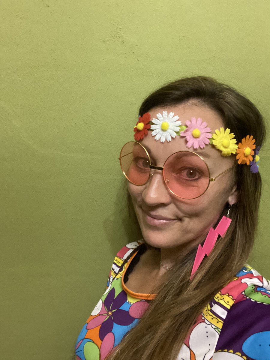 Barbara_Collet's tweet photo. 🇪🇸This is what happened in Spain for #halloween 😁😁
🎃💀=❌   👉   🌼🌸=✅
Back to #seventies 😍!!! 

#1970s #spain #goodtimes #birthdayparty #psychedelic #flowers #annee70 https://t.co/1Jag41MoqQ
