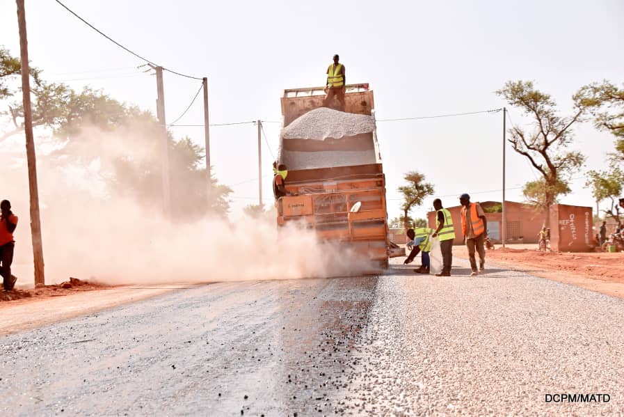 INFRASTRUCTURES DU 11 DECEMBRE 2021 : Une délégation gouvernementale à Boussé et Ziniaré. Le constat global est une satisfaction au regard de l'état d'avancement global. Des instructions ont été données pour le soin nécessaire à mettre pour la qualité des finitions.