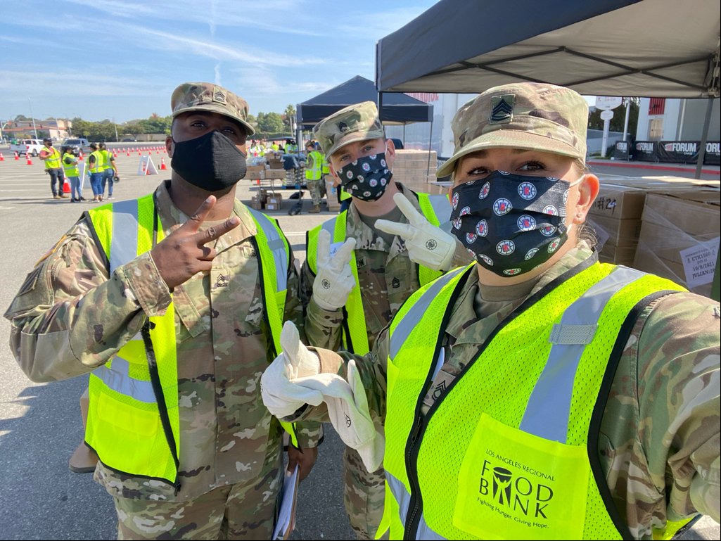 Let us congratulate and give thanks to the 6 soldiers from the Los Angeles Army Recruiting Battalion who volunteered in handing out food at The Forum in Inglewood on Saturday, October 30.  The LA Food Bank and the LA Clippers hosted this event with the LA Army Recruiting BN.