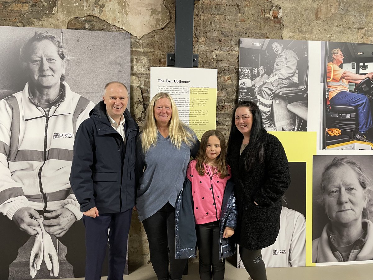 Lovely to meet Mel & Jemma who’ve served us all so well in pandemic collecting bins at brill ⁦@thisisjudeuk⁩ exhibition at rejuvenated First White Cloth Hall in Kirkgate. It’s open for next few days & well worth a look. Also featuring Leeds legend ⁦@Manjitskitchen⁩ !