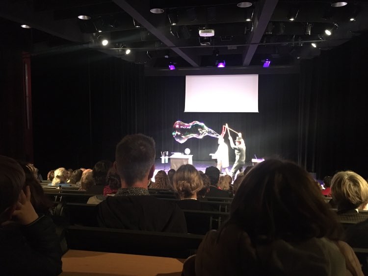 lambertlaurenc8's tweet photo. Conférence spectacle « Bulles et mousses » de @frestagn et Slash Bubbles #UdPPC #PlaceAuxSciences https://t.co/sxRXzurxZh