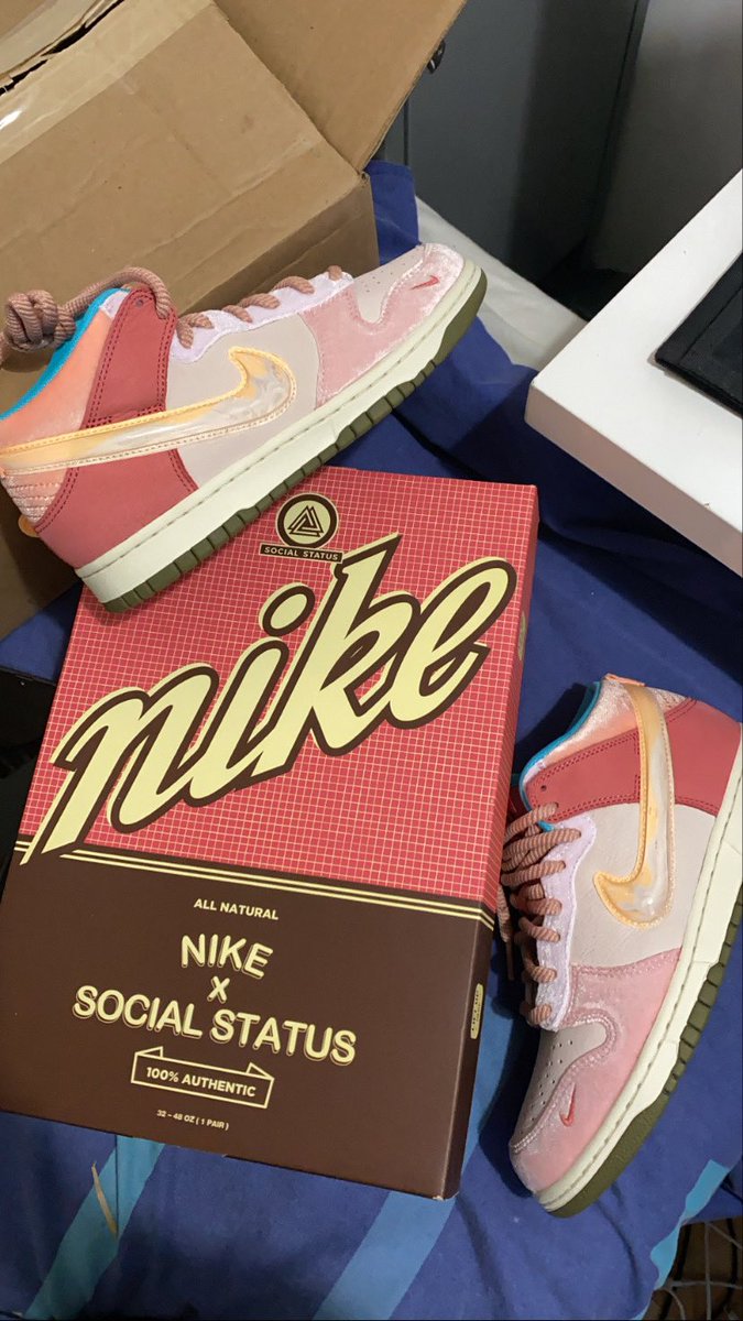 patricksnkrs's tweet photo. Dunk mid Social Status strawberry🍬 https://t.co/crAZHAVgSM