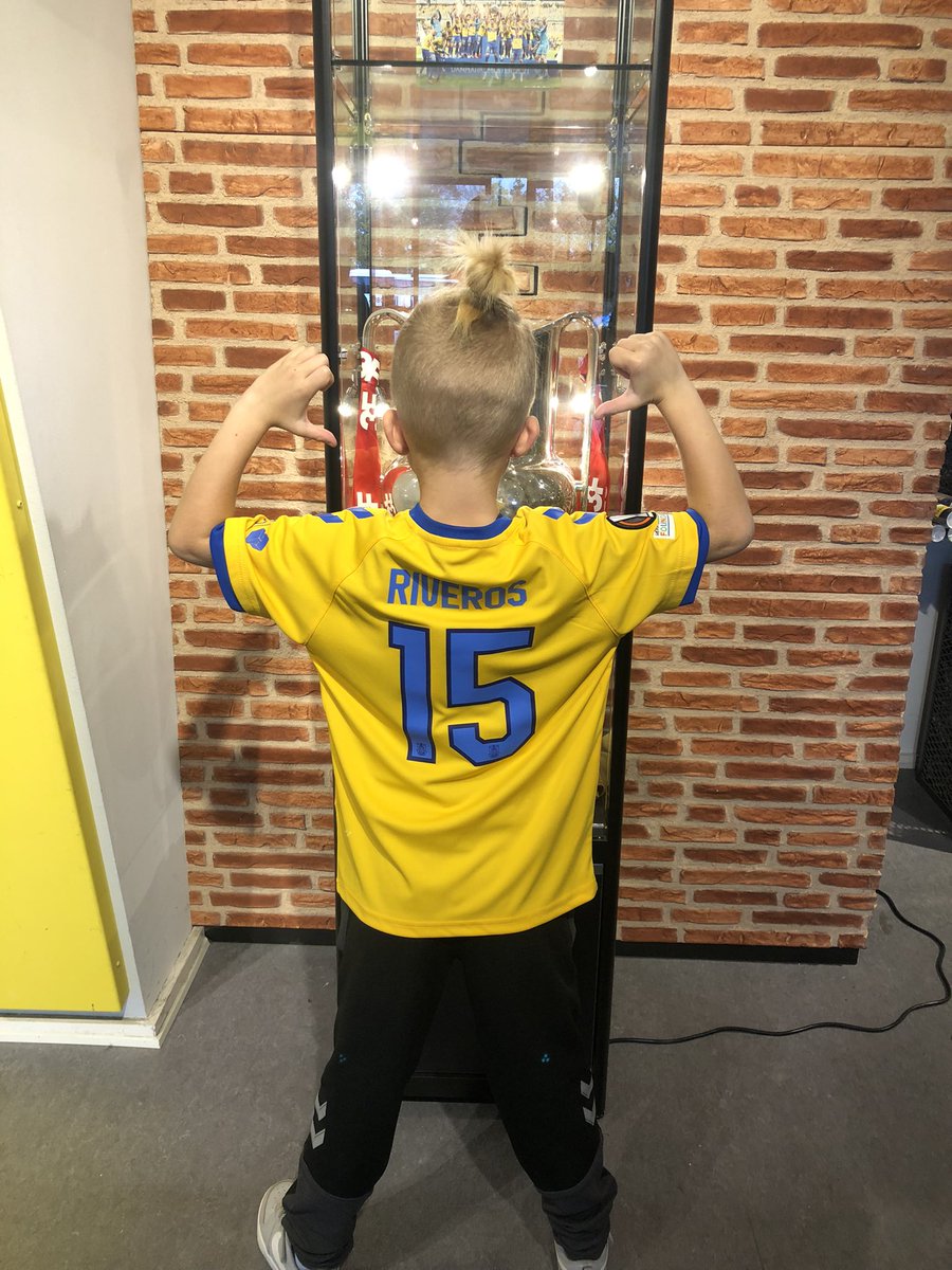 JesperBaewer's tweet photo. Sønnike har efterhånden været til en del kampe på stadion, men på torsdag er det hans europæiske debut… Og han glæder sig voldsomt!! Europa-trøjen er købt og han tæller ned… Nærmest time for time 💛💙
#Brøndby
#Brøndbyif
#Eldk
#3pointdk
#Bifrfc
#EuropaLeague https://t.co/RDlkEAVA8P