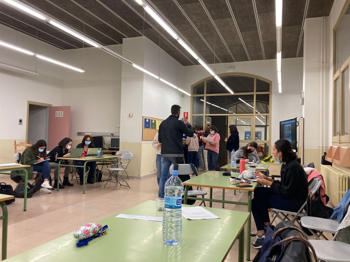 CervantesEscola's tweet photo. Tarda de formació de centre amb l’equip impulsor de @xarxaCb! Processos de reflexió-acció transformadors. Primera sessió amb tota l’energia de les dinamitzadores Ester i Leo, gràcies! @consorciedubcn https://t.co/wQa8VhnpfT