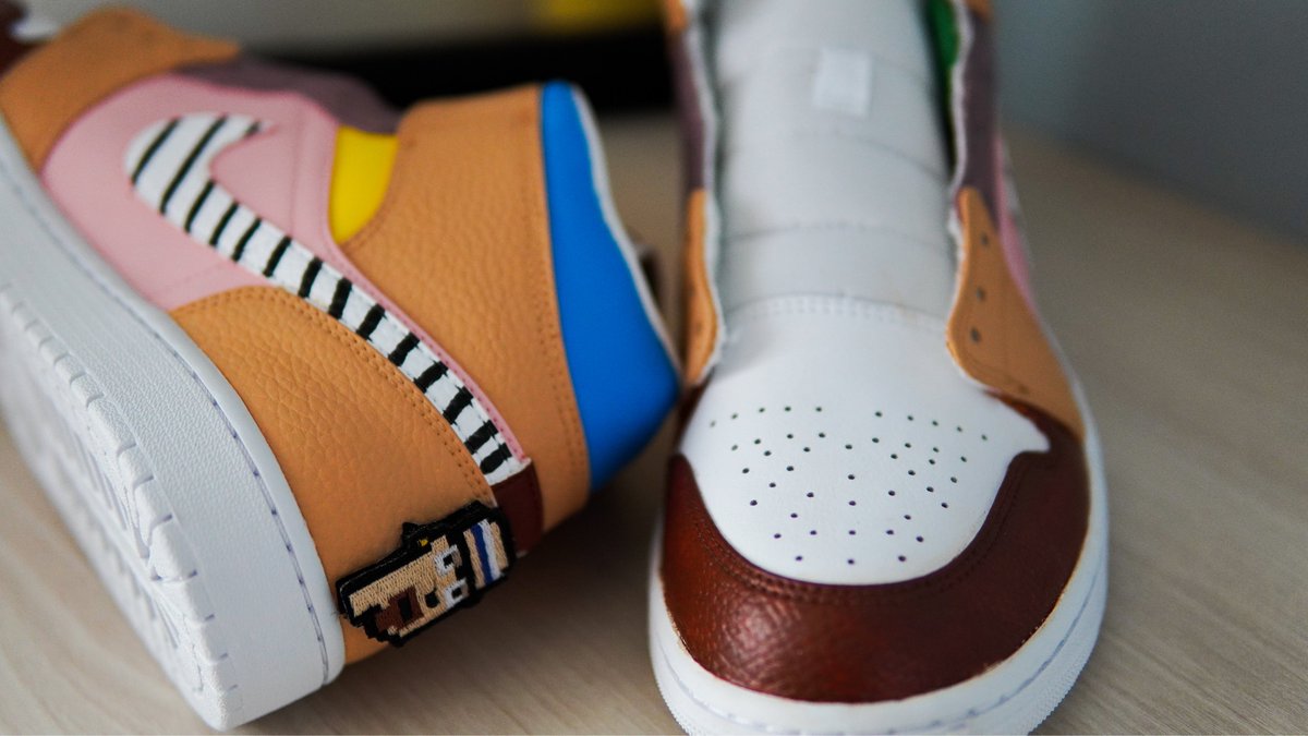 NFTKicks's tweet photo. We present to you the long-awaiteddddd “Dro Scott 5004 - NFTKicks”🚀 

These are 1/1 hand - painted custom kicks that were specially made for @StyrofoamBat 👟😃 

We had so much fun during the process! 

Have a look at the end product 👇🏻👇🏼👇🏿 https://t.co/kC1Sixp3gG