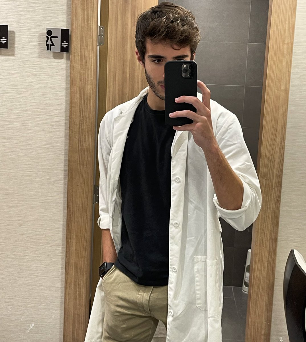 BJMHBNT's tweet photo. just wanted to strike a pose while the doctors weren’t watching https://t.co/gvgb07bPWQ