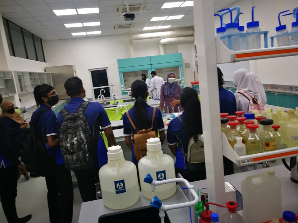Fahi MNU! In the first event  of the  series held today CHSE students were briefed about the higher education opportunities at MNU and given a tour of university premises including architecture studios and science labs
#MNU #studyatMNU