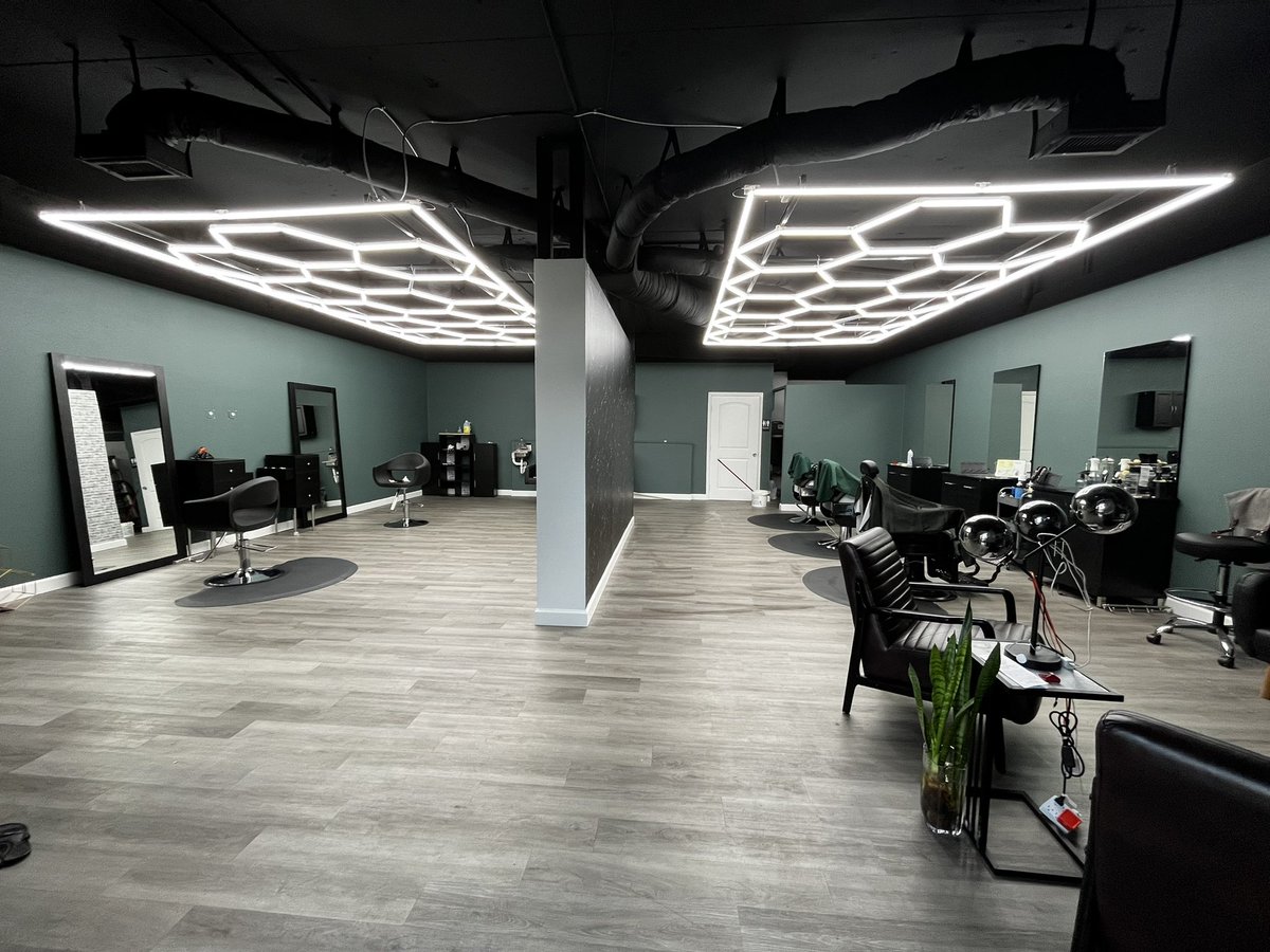 bearandlily's tweet photo. Moms been busting her butt opening a new salon in her town. She has been doing lots of work and trying to catch up on sleep. What do you guys think? How do you like our new headquarters? https://t.co/lX9Endehm3