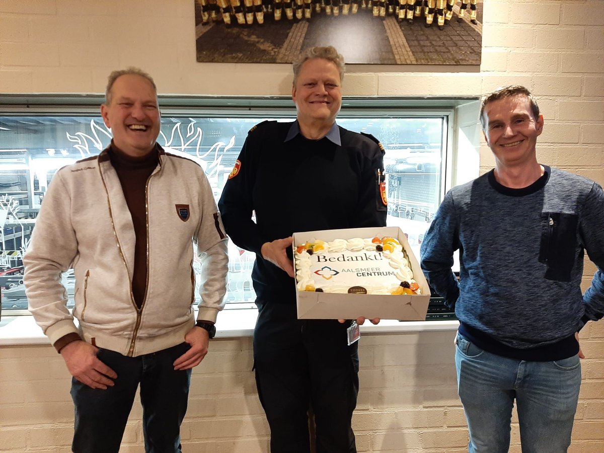 Gisteravond werden we verrast met een overheerlijke taart namens de winkeliersvereniging van <a href="/AalsmeerCentrum/">Aalsmeer Centrum</a> als dank voor het harde werk bij de zeer grote brand van afgelopen week. Hij smaakte heerlijk!!