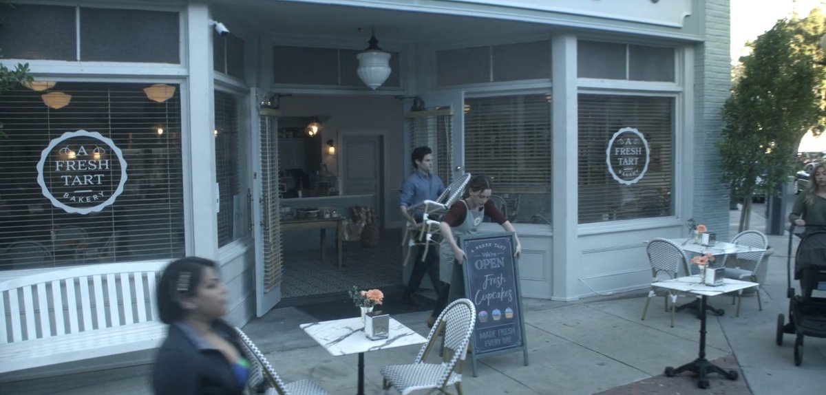 meshariver's tweet photo. تدرون ان مخبز لوف ب you تصور بنفس مكان stars hollow ؟ حتى تلاحظون بالصوره الثانيه ورا Luke’s diner https://t.co/rnVI7i7Sil