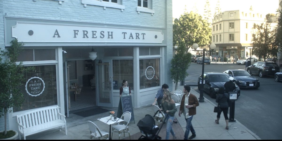 meshariver's tweet photo. تدرون ان مخبز لوف ب you تصور بنفس مكان stars hollow ؟ حتى تلاحظون بالصوره الثانيه ورا Luke’s diner https://t.co/rnVI7i7Sil
