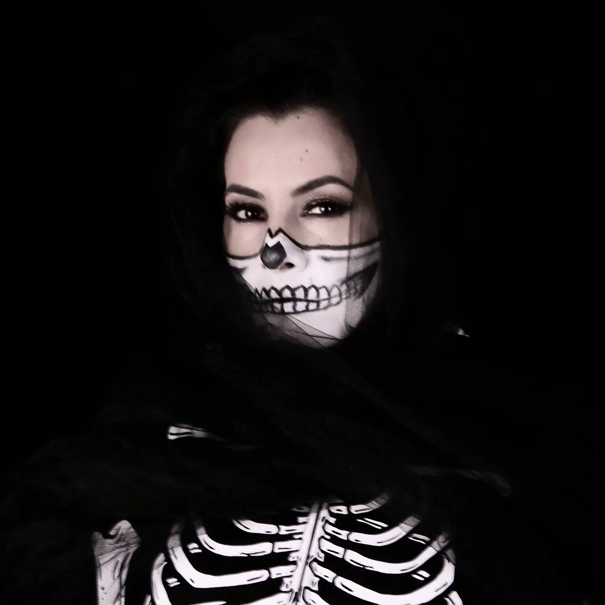 KaryCorrea's tweet photo. Celebramos en este mundo terrenal a los que se nos adelantaron en el camino, que hacia allá vamos todos, que al fin que para morir nacimos... 💀🏵
Todos tenemos recuerdo de nuestros muertos y honrarlos en nuestros corazones es mantenerlos vivos.
#diademuertos  #2denoviembre https://t.co/gLDHZfP98i