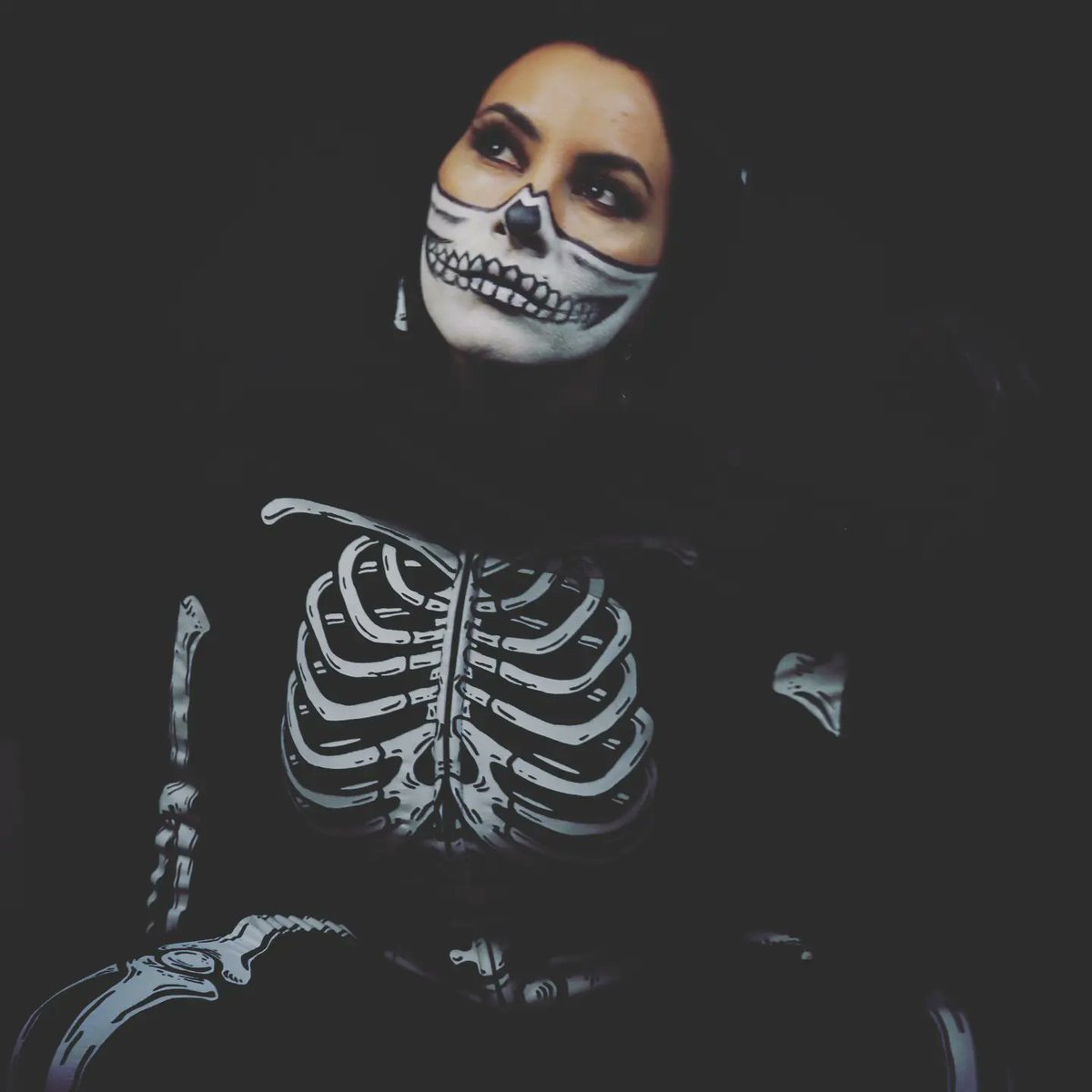 KaryCorrea's tweet photo. Celebramos en este mundo terrenal a los que se nos adelantaron en el camino, que hacia allá vamos todos, que al fin que para morir nacimos... 💀🏵
Todos tenemos recuerdo de nuestros muertos y honrarlos en nuestros corazones es mantenerlos vivos.
#diademuertos  #2denoviembre https://t.co/gLDHZfP98i
