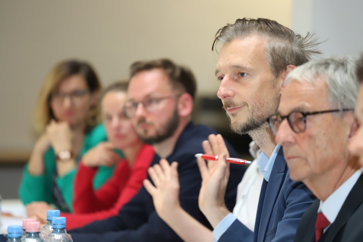 Am Donnerstag soll @GordonLemm mit den Stimmen von #SPD, #Grüne, #Linke, #Tierschutzpartei und #FDP zum neuen #Bezirksbürgermeister von #Marzahn-#Hellersdorf gewählt werden. Das sieht eine Vereinbarung der fünf Parteien vor. bezirks-journal.de/fuenf-parteien… #bvvmahe #berlin #bezirke