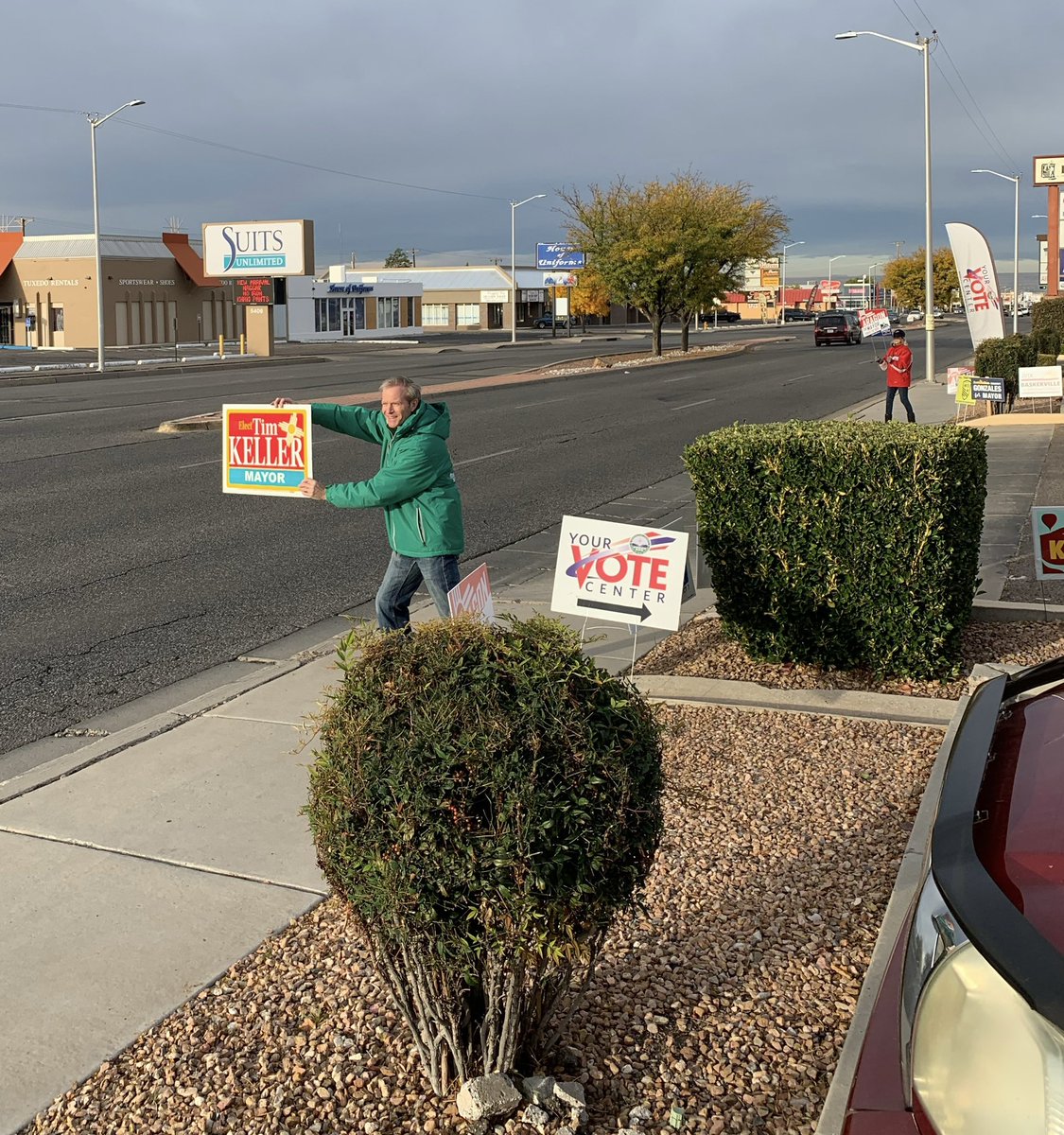 timkellernm's tweet photo. #MayorTim's brother Brian on sign-waving duty today! There are just 6️⃣ hours left to make it to the polls - can you make sure your friends and family have voted or have a plan to vote before 7pm? Sites can be found at https://t.co/ko5fbjL95j #KeepKeller #nmpol 🗳👋🪧 https://t.co/hygaox1Ubg