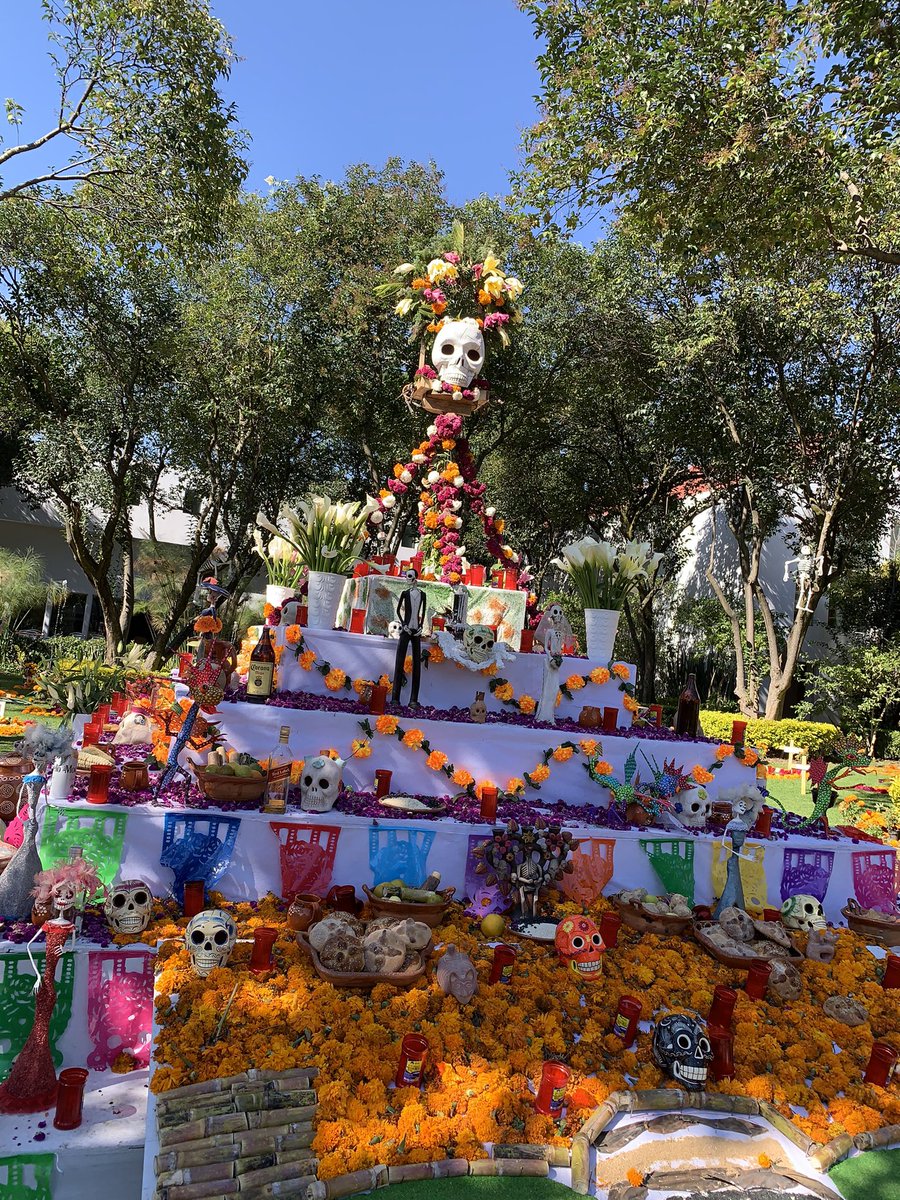 mortedigna's tweet image. Dia dos mortos. No México a homenagem é alegre, colorida, cheia de oferendas e música