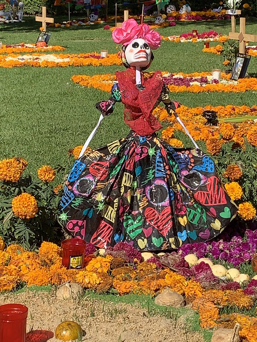 mortedigna's tweet image. Dia dos mortos. No México a homenagem é alegre, colorida, cheia de oferendas e música