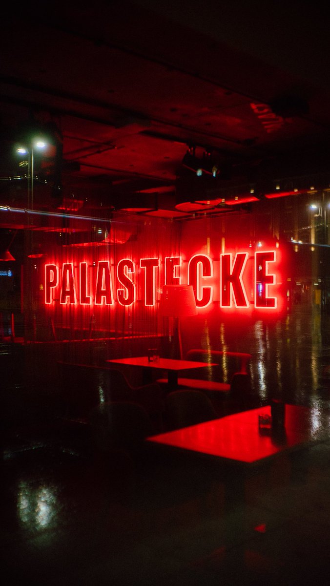 phildittrich_'s tweet photo. In love with lights. And in love with walks trough my own city, mostly never getting tired of searching for stuff.
#photowalk #night #photography #documentarystyle #lights #streetphotography https://t.co/rEKoeeQUeA