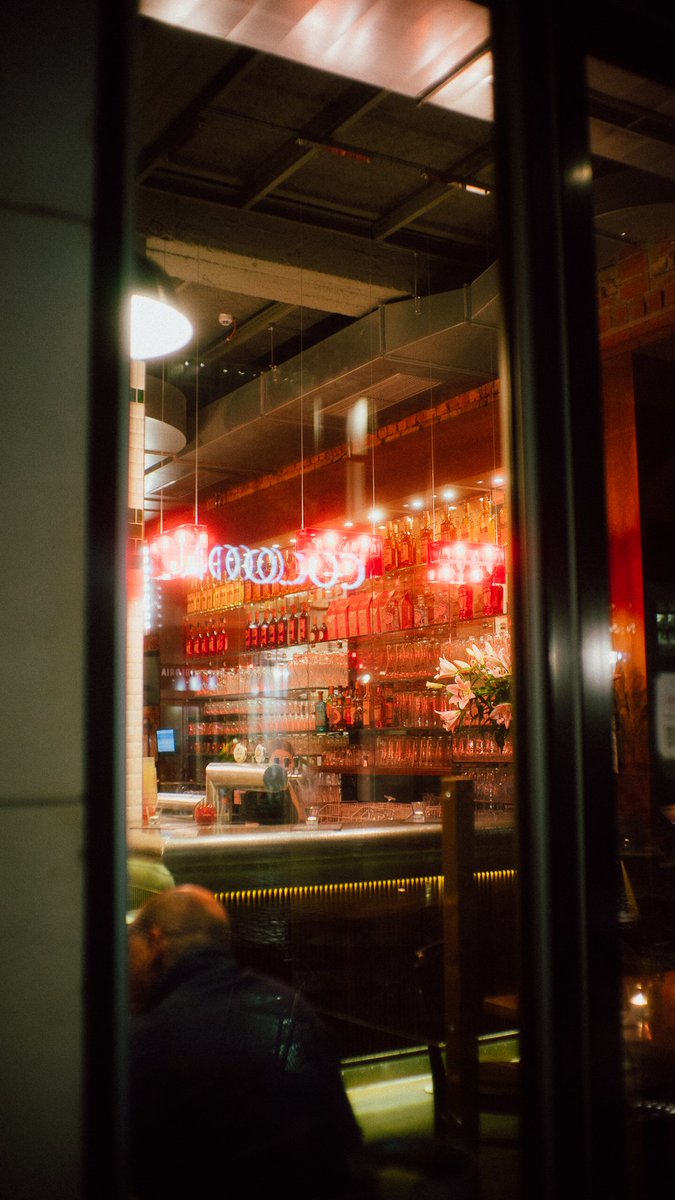 phildittrich_'s tweet photo. In love with lights. And in love with walks trough my own city, mostly never getting tired of searching for stuff.
#photowalk #night #photography #documentarystyle #lights #streetphotography https://t.co/rEKoeeQUeA