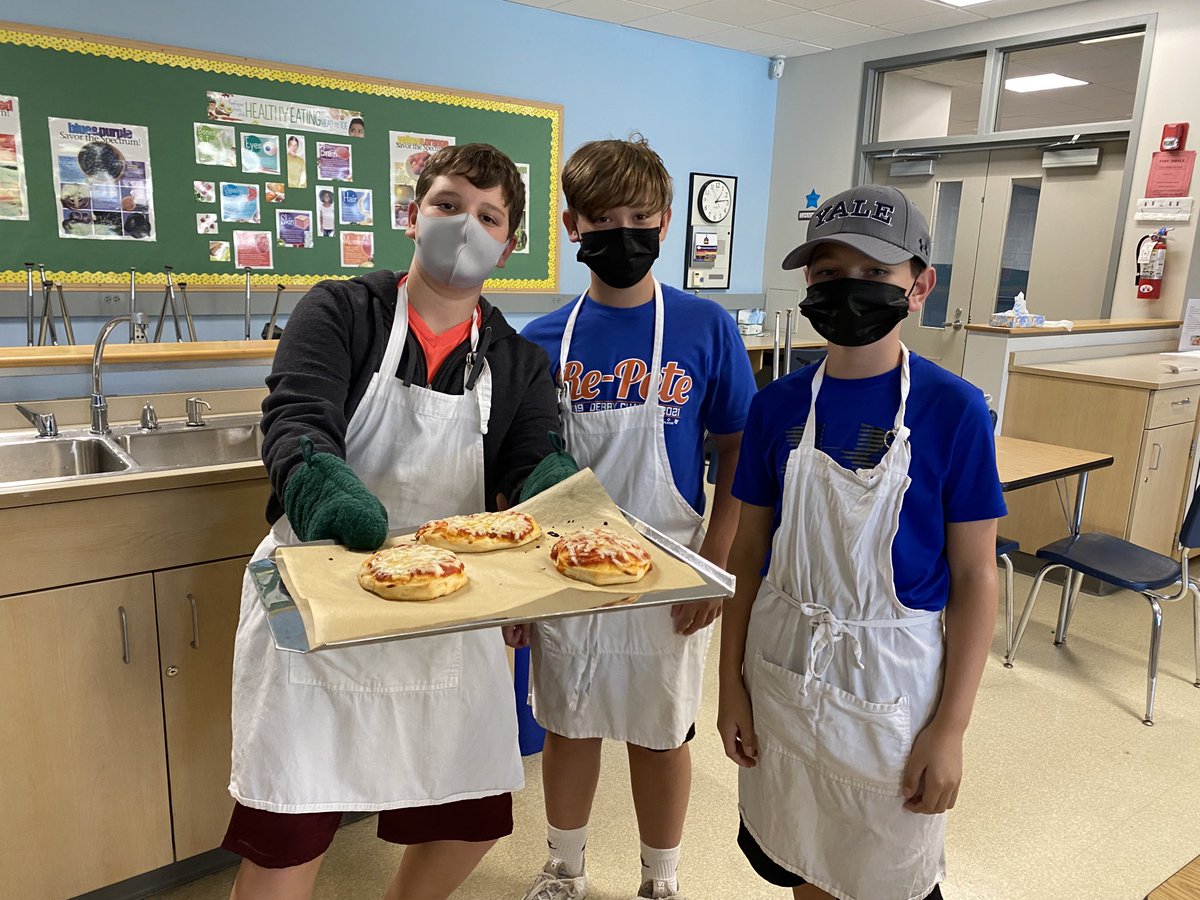 Mini pizza’s in 7th grade FACS class. ⁦<a href="/SevenBridgesMS/">Seven Bridges Middle School</a>⁩ #WeAre7B