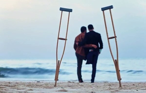 " لعلك ثباتٌ لغيرك وأنت لا تدري !
فقد تنزل الفتنة بأخيك، فيرى ثباتك فيثبت لثباتك ..
ولعل عينًا ترمقك وأنت لا تدري .. ولعل قلبًا يَتقوَّى بك وأنت لا تدري ! 
ثباتك ليس لك وحدك، بل قد يتعدى أثره إلى غيرك " (م)

#جماليات