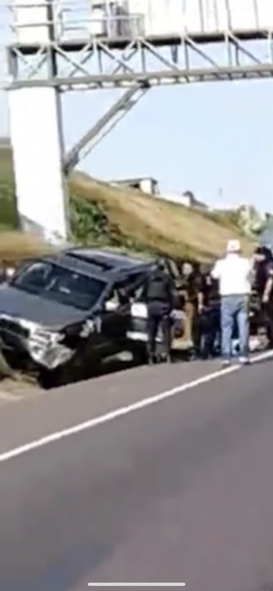 CibouletteChile's tweet photo. @MrElDiablo8 @GobIzcalli @Edomex En este video se ve q Octavio no está en el asiento del piloto… no sabes si se grabó después de q llego la ambulancia ? https://t.co/7zIRqWAWwh