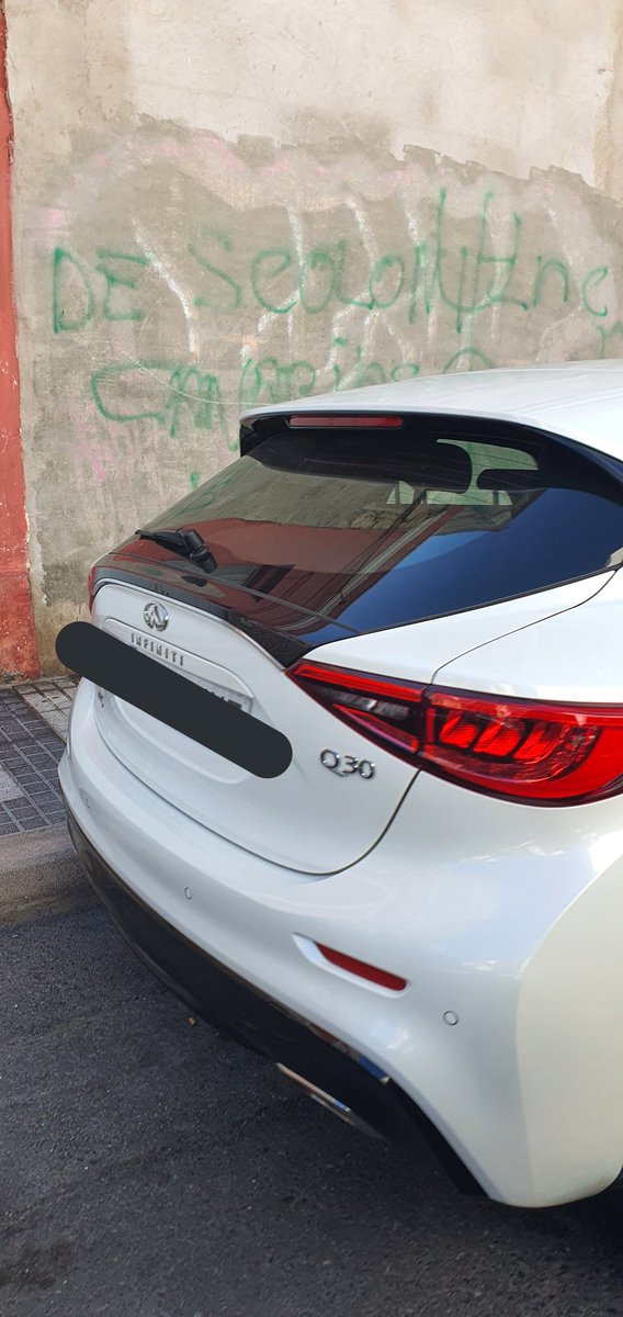 Hitunen's tweet photo. IMPORTANTE
Si este es tu coche y hoy estabas en Las Palmas, una señora te pegó un buen roce en la parte de detrás y creo que no te dejó ninguna nota ni nada. Yo tengo su matricula, si la necesitas escríbeme y te la paso.

Dale RT @erauncrass a ver si el dueño o dueña aparece! https://t.co/vXYa8uhbMv