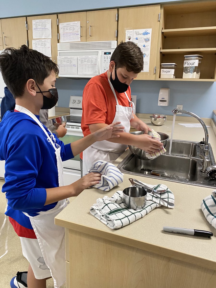 Cleaning up after cooking in FACS class. ⁦<a href="/SevenBridgesMS/">Seven Bridges Middle School</a>⁩ #WeAre7B