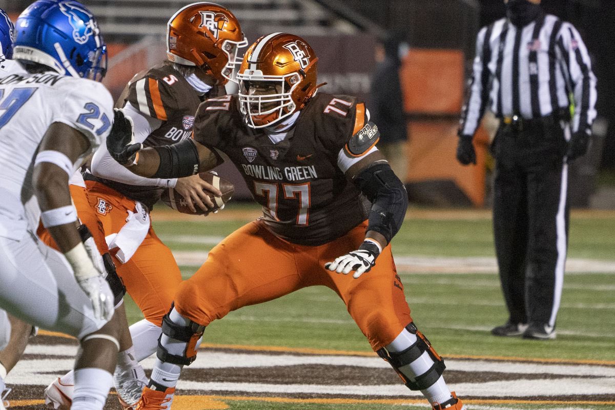 Mike4kk's tweet photo. Extremely Blessed To Receive An Offer From Bowling Green University Thank You @CatoJune #DMV2OHIO #GoFalcons 

🟢⚪️🦅

#RockCreekFootball  

@adamfriedman @briandohn247
@ghafirtheturtle https://t.co/ERiCBi5CnA