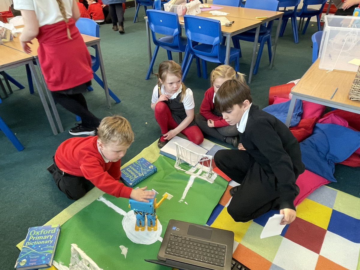 P5 were fantastic Digital Leaders today when they were teaching P1 about #MartyTheRobot.  P1 were very excited and loved having a go themselves.  <a href="/DigiLeader_Scot/">Digital Leaders Scotland</a> #DigiLeaderLearn