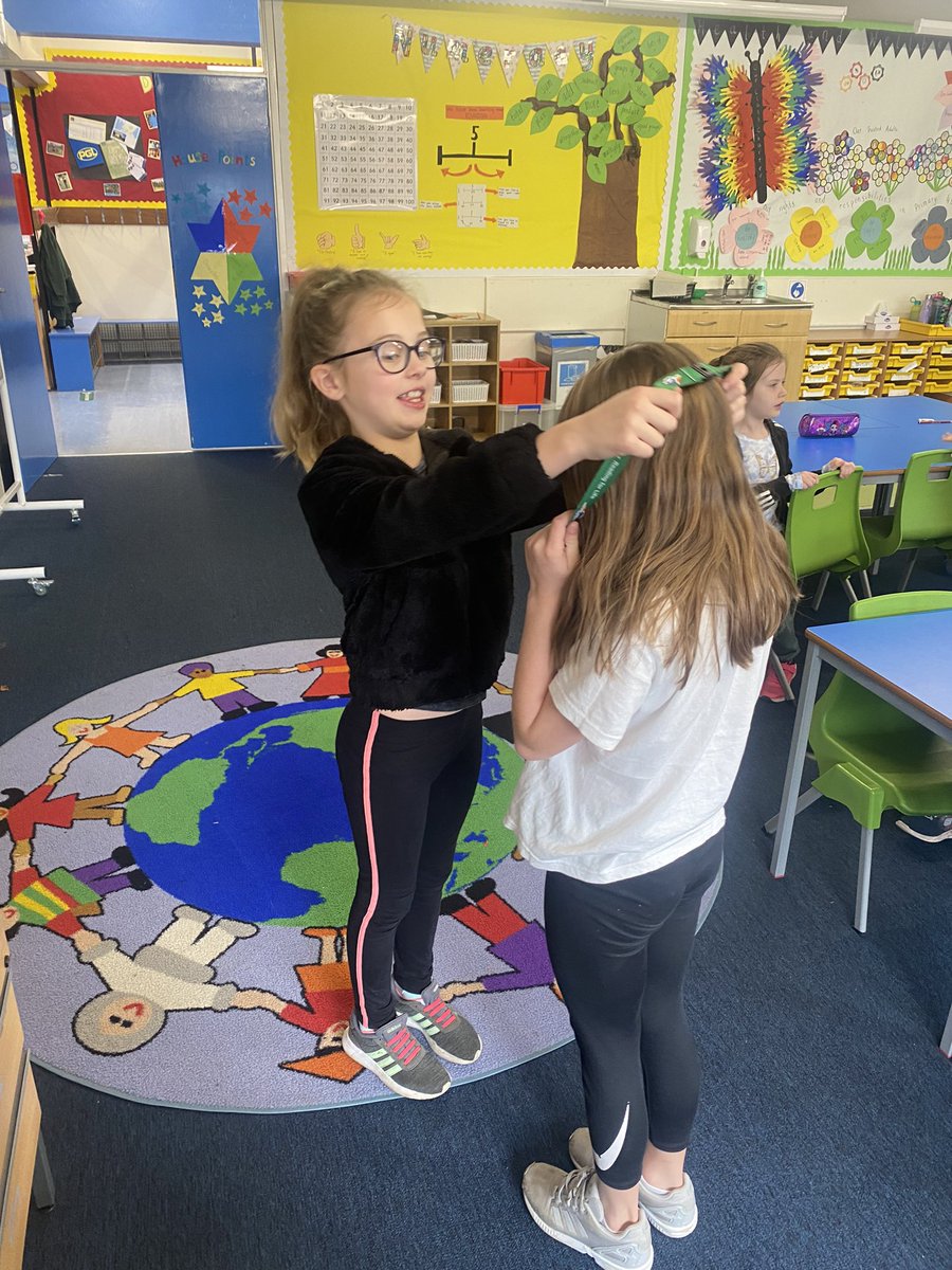 MissCalderKPS's tweet photo. It was a day for celebration in P4b today with one lucky learner receiving a reading rainbow lanyard from our junior librarian and another being awarded a certificate for hard work in PE 🌟🌟🌟 @KnightsridgePr1 https://t.co/D39dxkC2Bm