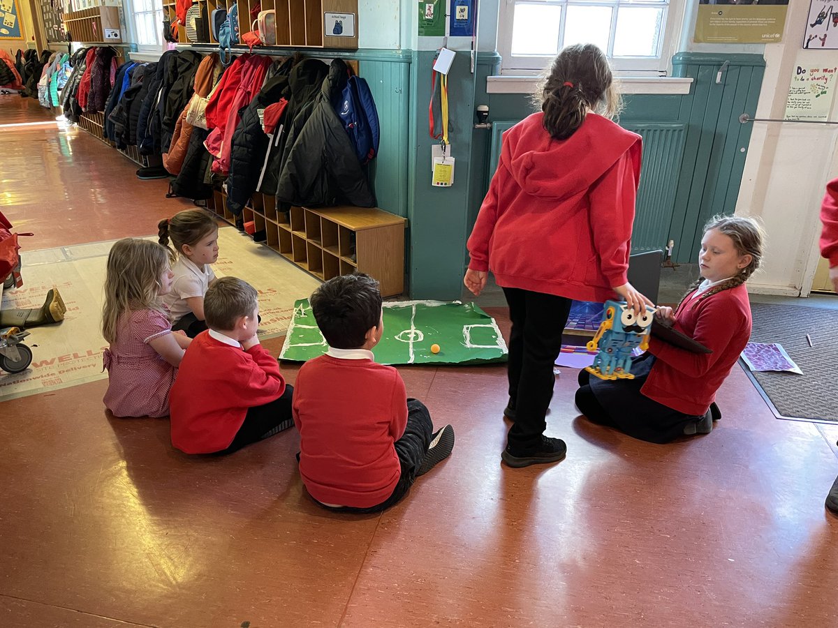 P5 were fantastic Digital Leaders today when they were teaching P1 about #MartyTheRobot.  P1 were very excited and loved having a go themselves.  <a href="/DigiLeader_Scot/">Digital Leaders Scotland</a> #DigiLeaderLearn