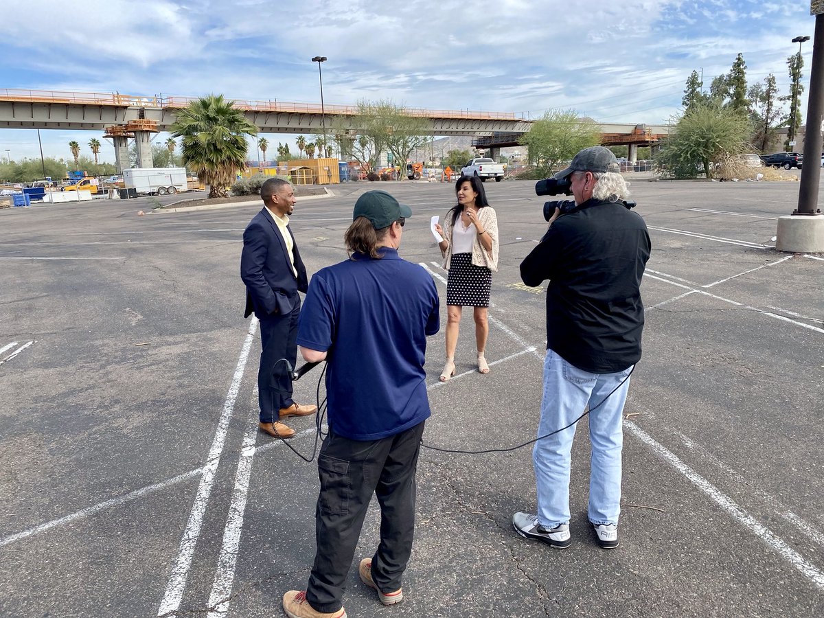 PhoenixMetroBus's tweet photo. 🎬🎥Behind the scenes of an upcoming @WatchPHXTV City Update episode where our light rail administrator Markus Coleman will be featured talking all about light rail!
#T2050 #PhoenixLightRail #MovingPhoenixForward @valleymetro @CityofPhoenixAZ https://t.co/iWJdYqj0em