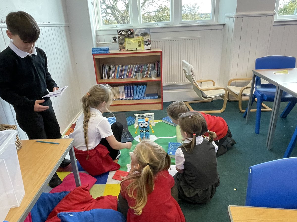 P5 were fantastic Digital Leaders today when they were teaching P1 about #MartyTheRobot.  P1 were very excited and loved having a go themselves.  <a href="/DigiLeader_Scot/">Digital Leaders Scotland</a> #DigiLeaderLearn