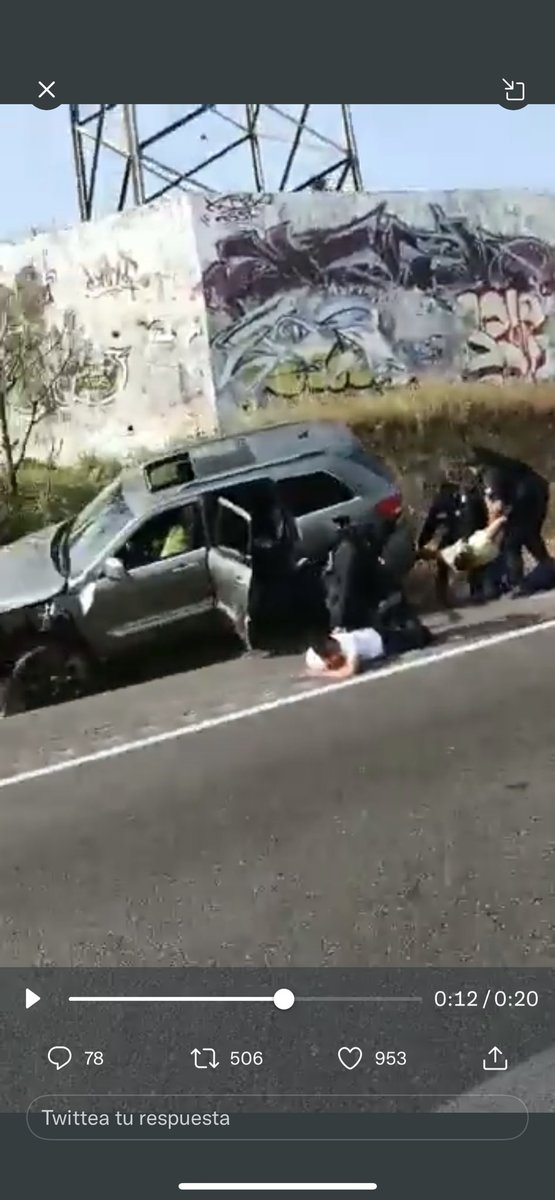 CibouletteChile's tweet photo. @AdriaNessLopezH Pero la sangre está a más de un metro de él y la forma es de derecha a izquierda eso no coincide , acá se ven que los sometidos son los acompañantes https://t.co/iR56NM43GX